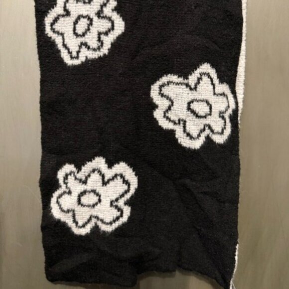 Retro Oversized Flower Black & White Scarf – Reversable - Picture 10 of 16
